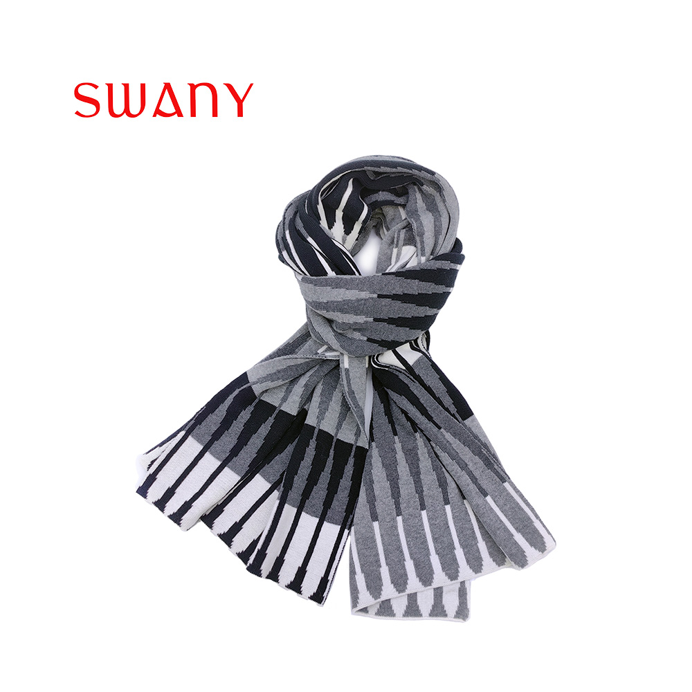 Knitting scarf 02.jpg